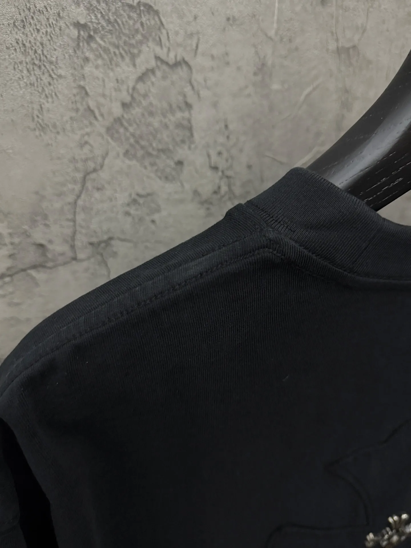 P180 top version, real shot without P, ​​different from market currency) 𝗖𝗵𝗿𝗼𝗺𝗲 𝗛𝗲𝗮𝗿𝘁𝘀/Croxin 2026 spring new original single counter American laser burnt patch embroidered couple short sleeves 👑The highest version! Customized fabric 300 grams, best-selling model at the counter, very comfortable to wear. Accessories: original molded and authenticated collar label ➕ 100% silk wash water label. Genuine purchase-grade original hangtag➕matching hanging rope➕3D hanging beads➕original packaging bag. Craftsmanship: The original version has consistent wiring! The highest version of the armhole matching technique! Color: White Black Size: S M L XL Style No.: 26-2028